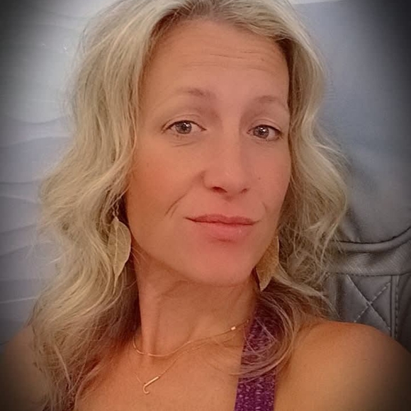 Meet your Posher, Debbie - Picture 2 of 2